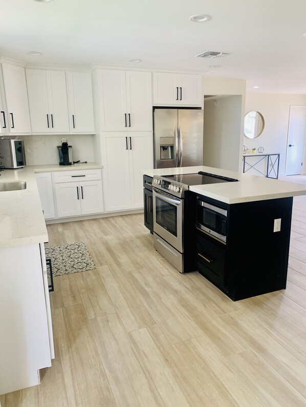 Comedor y isla de cocina