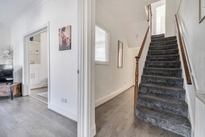En trappe med trægelændere, der fører op til en repos.