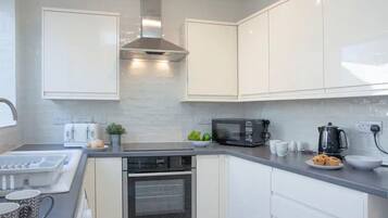 House | Private kitchen | Fridge, microwave, oven, stovetop