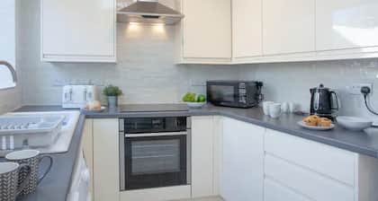 Torquay - House - Sleeps 6 - Pet Friendly