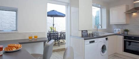 Casa | Cocina privada | Frigorífico, microondas, horno y placa de cocina