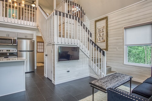 Beautiful Shabby-Chic Cabin Downtown Hot Springs