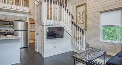 Beautiful Shabby-Chic Cabin Downtown Hot Springs