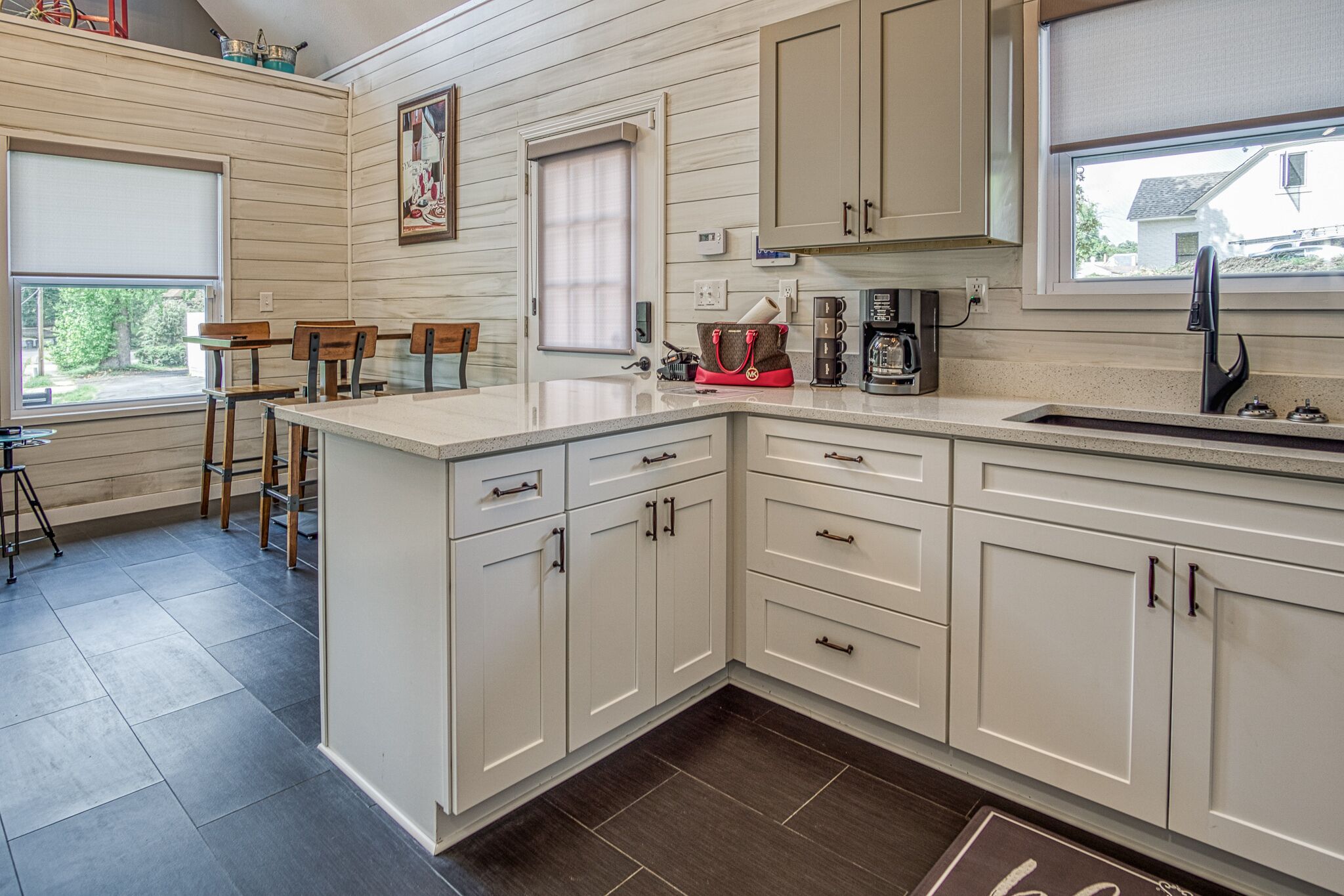 Brand New Shabby-Chic Cabin Downtown Hot Springs