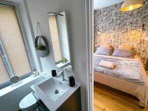 6 slaapkamers, een bureau, een strijkplank/strijkijzer, reisbedje