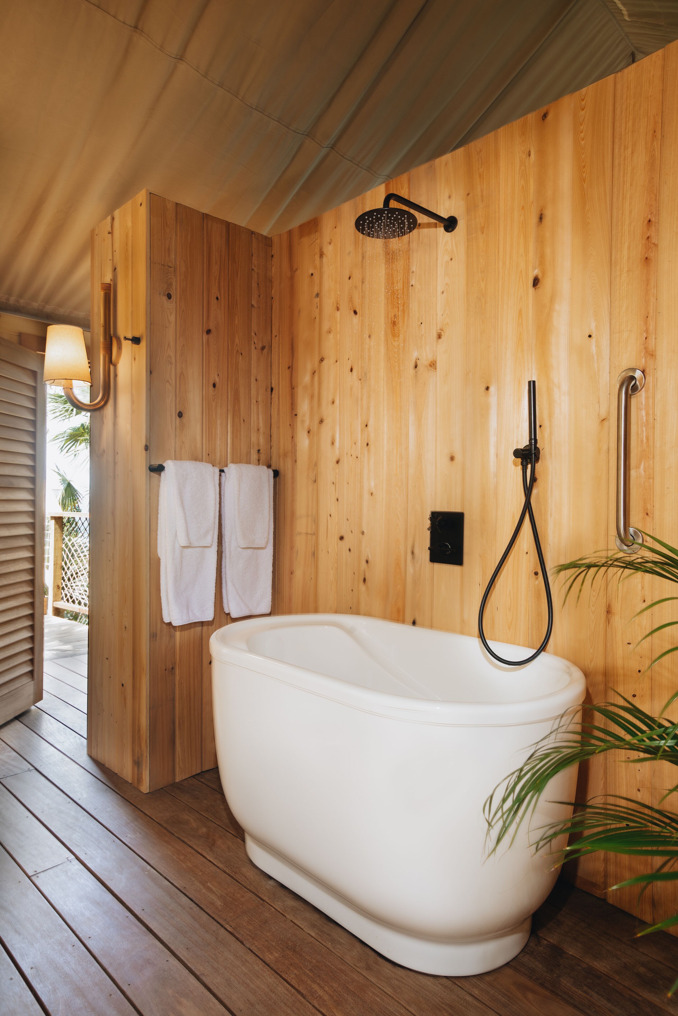 Sèche-cheveux, serviettes fournies, savon, papier toilette