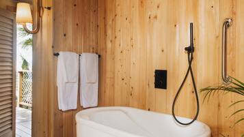 Hiustenkuivaaja, pyyhkeet, saippua, vessapaperi