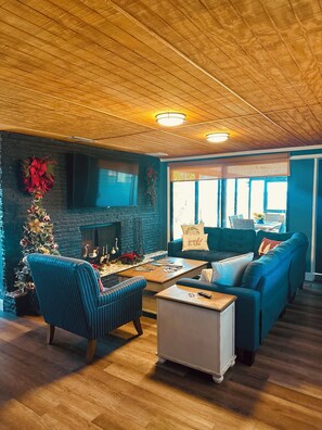 Smart TV, fireplace, ping pong, books