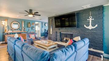 Smart-TV, Kamin, Tischtennisplatte, Bücher