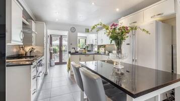 Comfort House, Ensuite (The Vale of Evesham) | Shared kitchen | Highchair