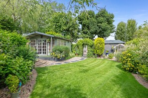 Comfort House, Ensuite (The Vale of Evesham) | Garden - Home in The Vale of Evesham (Pershore)