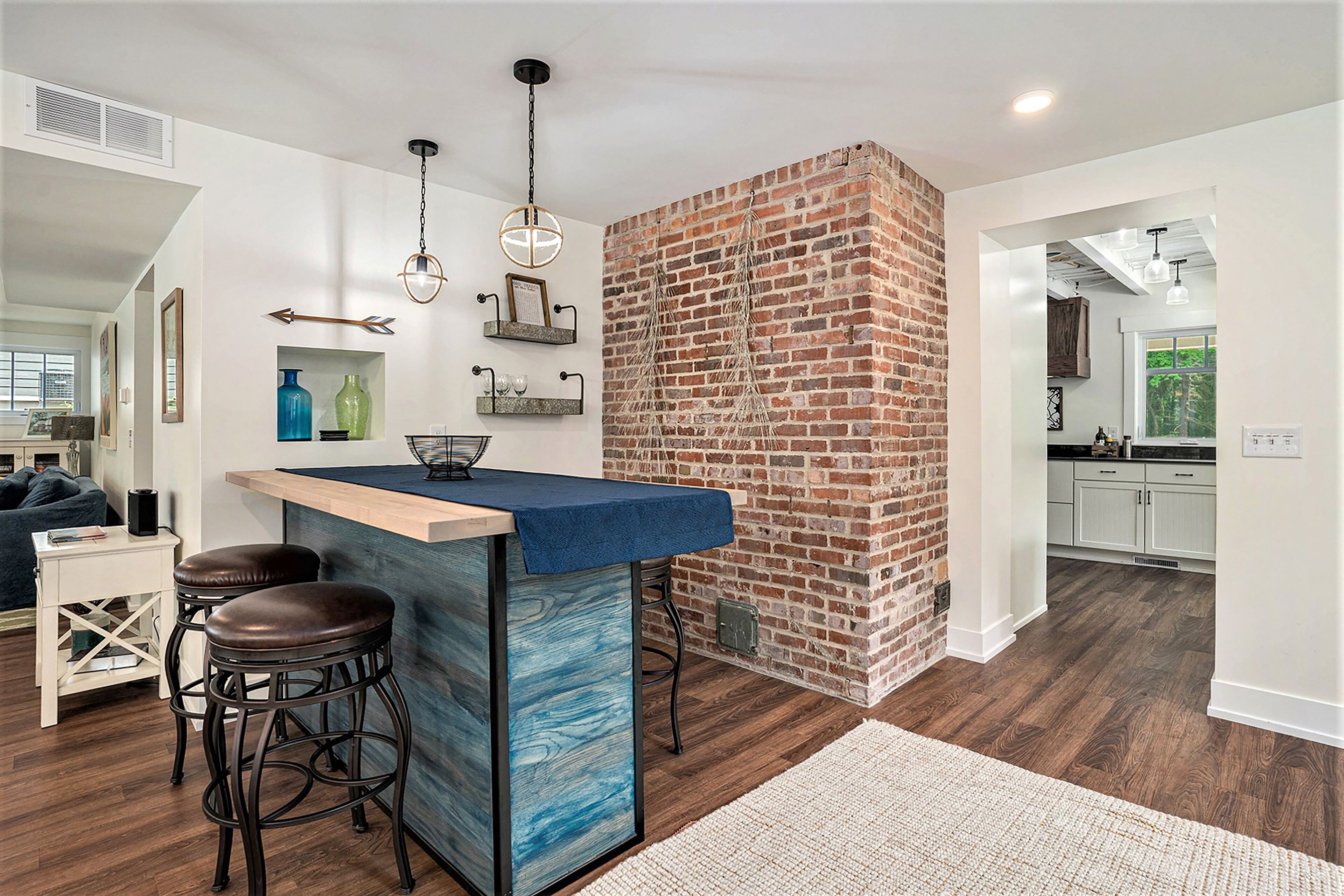 Spacious, riverfront new-build with wooded surroundings - minutes to town