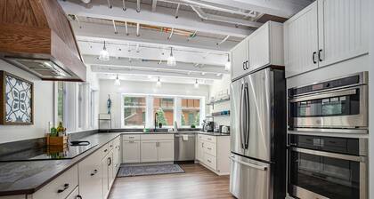 Spacious, riverfront new-build with wooded surroundings - minutes to town