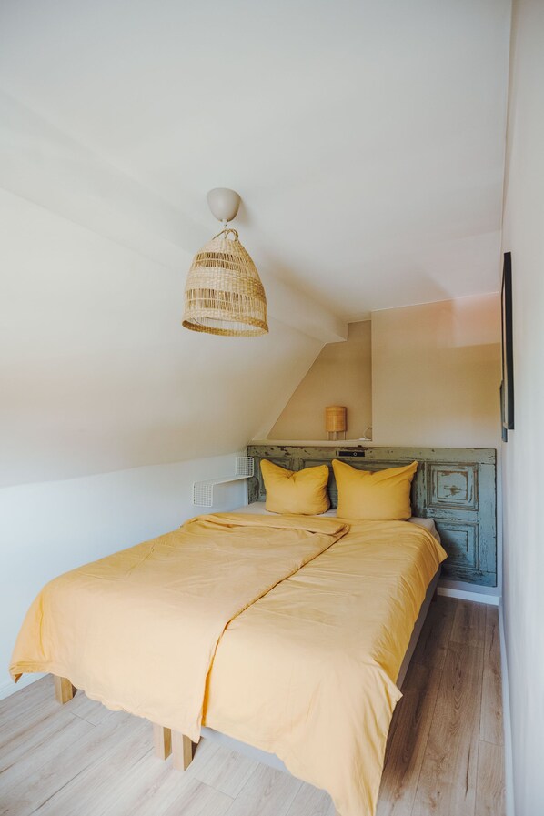 3 bedrooms, iron/ironing board, travel crib, WiFi (free)