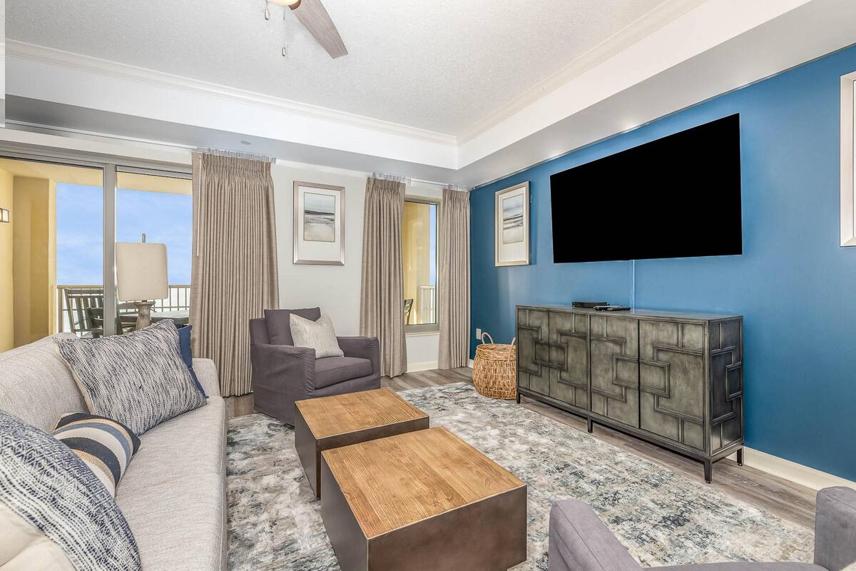 Condo, 3 Bedrooms | Living room