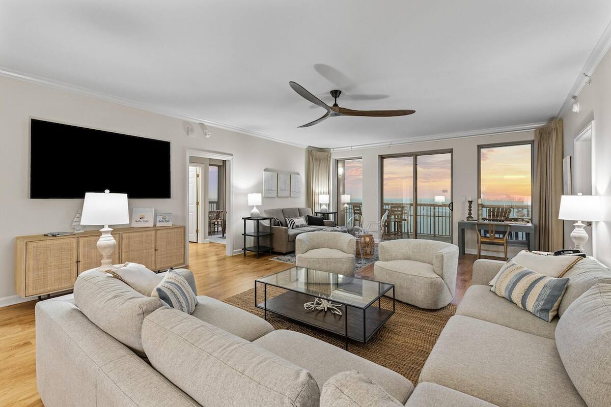 Condo, 4 Bedrooms | Living room