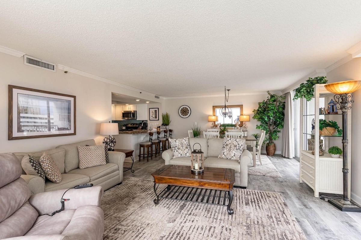 Condo, 2 Bedrooms | Living room