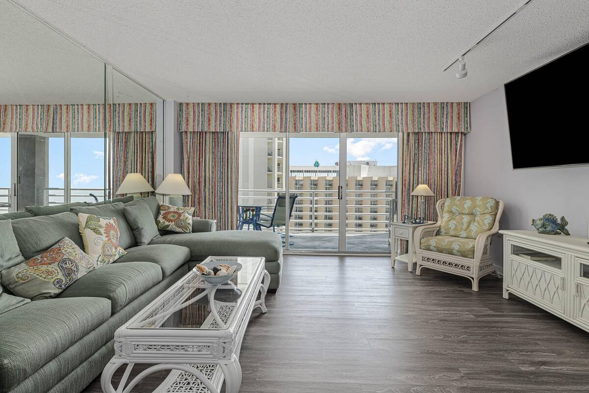 Condo, 3 Bedrooms | Living room