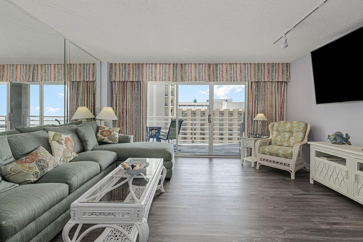 Condo, 3 Bedrooms | Living room