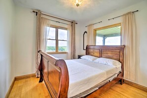 2 bedrooms, free Internet, bed sheets