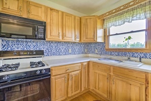 Kylskåp, mikrovågsugn, spishäll och kaffe- och tebryggare