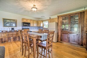 Dining - McArthur Cabin: Peaceful Getaway on Farm! (McArthur)