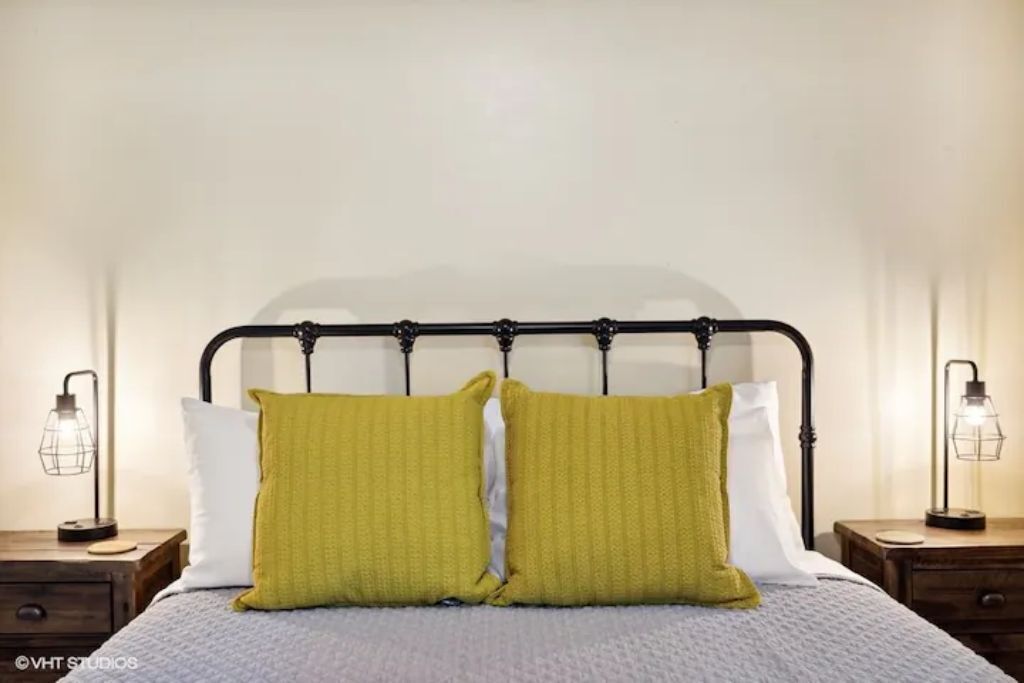 Featherbone Farmhouse- Comfy Gem 1 Block to Town. Perfect for families & groups!