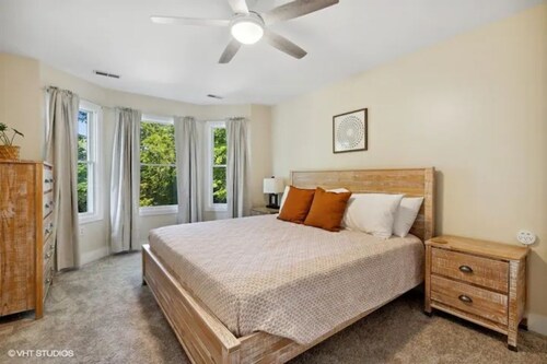 Featherbone Farmhouse- Comfy Gem 1 Block to Town. Perfect for families & groups!