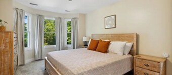 Featherbone Farmhouse- Comfy Gem 1 Block to Town. Perfect for families & groups!