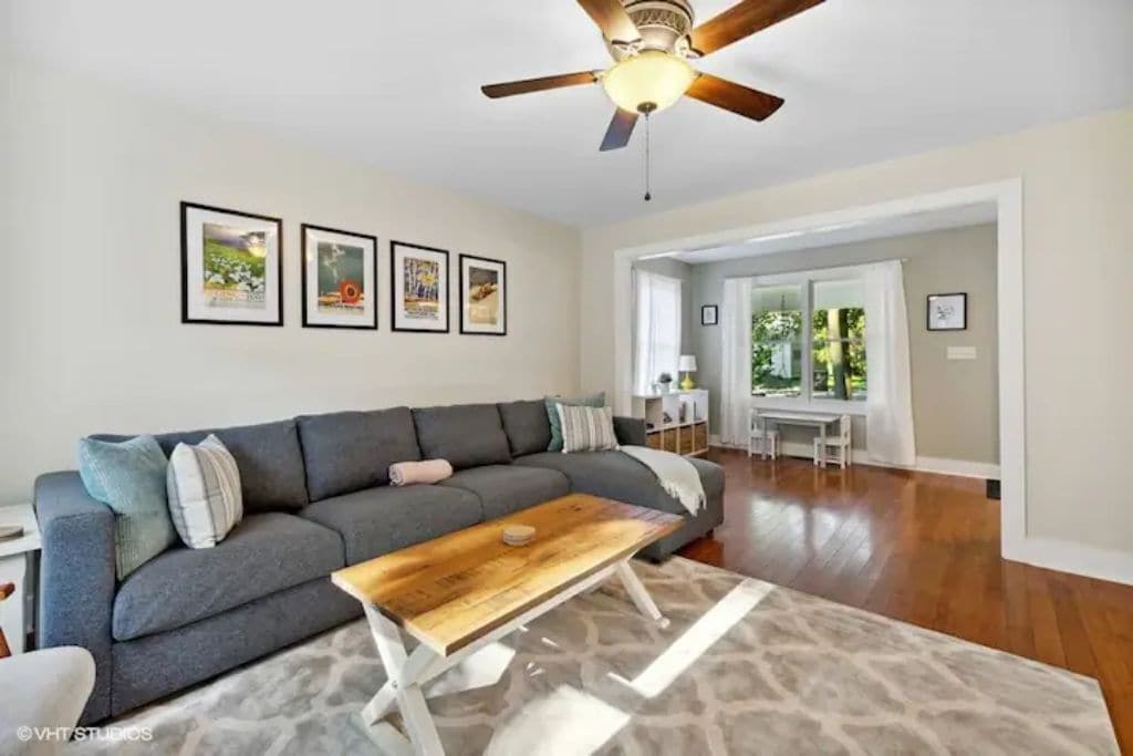 Featherbone Farmhouse- Comfy Gem 1 Block to Town. Perfect for families & groups!