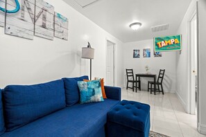 Smart TV - Cozy & Centrally Located Full Guesthouse- Sleeps 4. Short drive to everything! (Tampa)