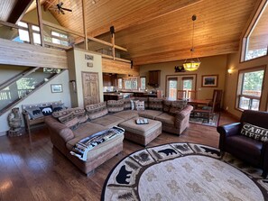 Una Smart TV, una chimenea, un reproductor de DVD, libros