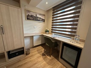 Egyptian cotton sheets, premium bedding, minibar, in-room safe - Mavirem Hotel (Istanbul)