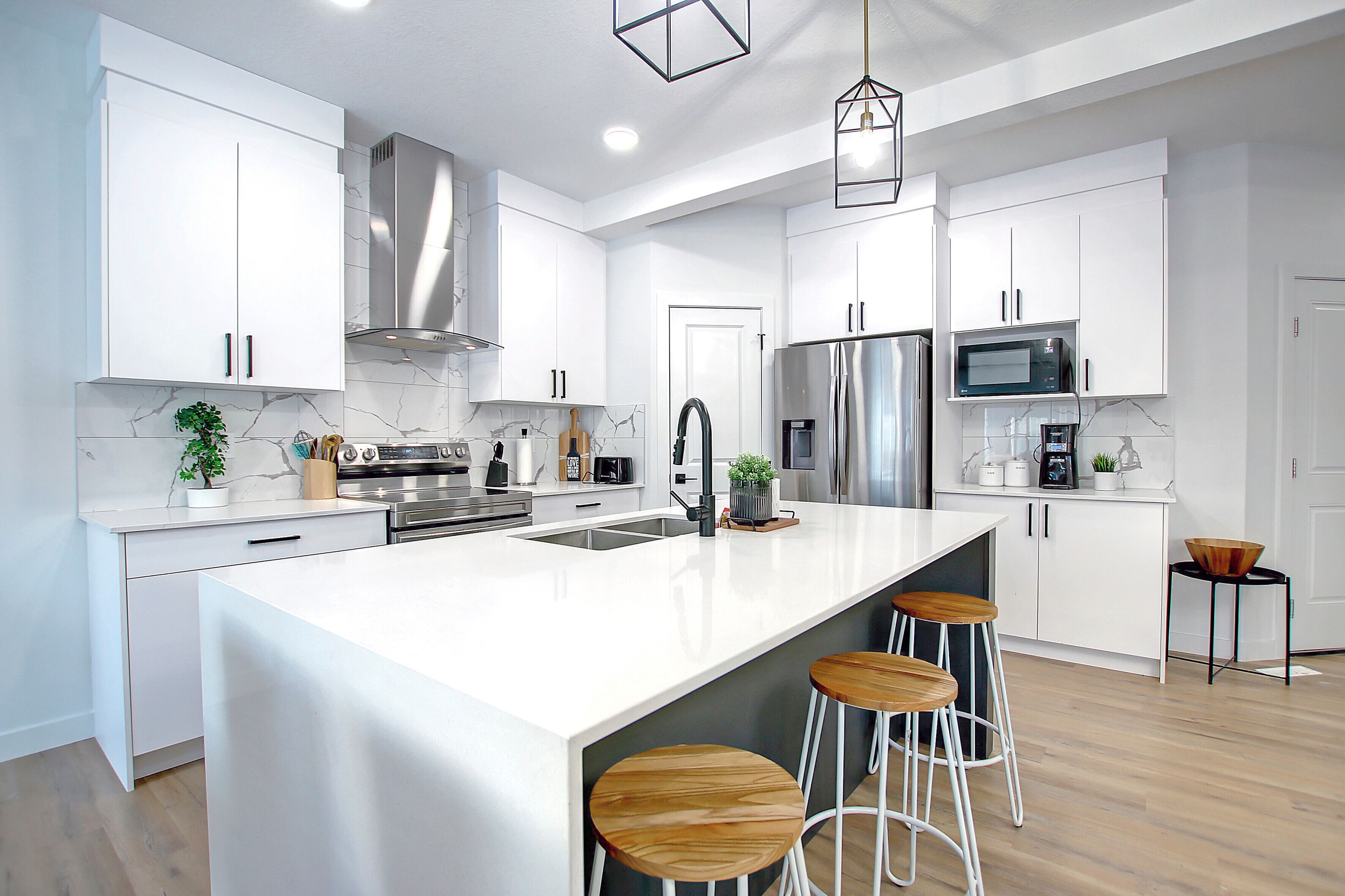 ☆NEW 3Bedroom Luxury Home☆ Mins to Airport✔️ Fireplace 🔥Netflix✔Wifi⚡