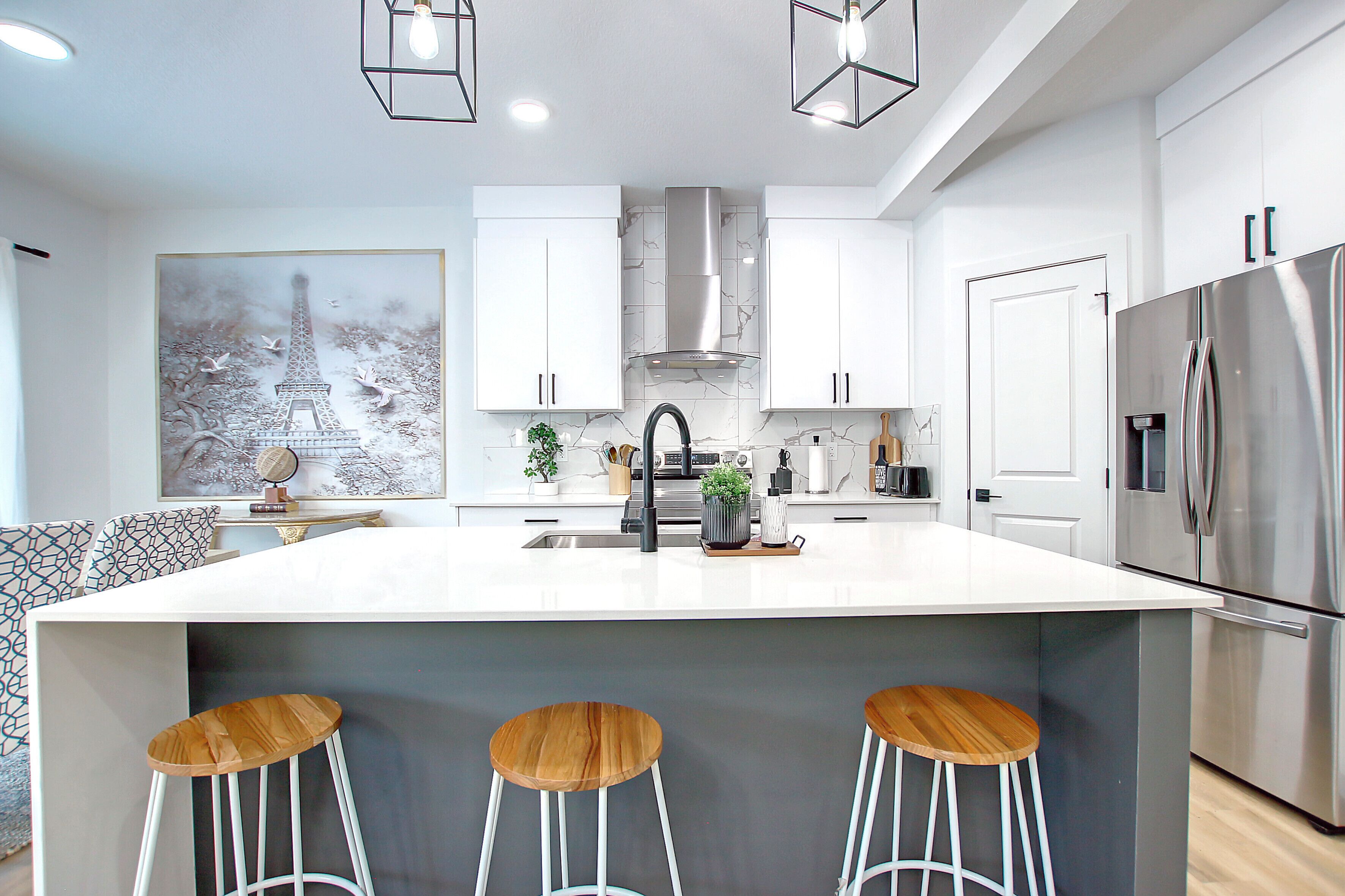 ☆NEW 3Bedroom Luxury Home☆ Mins to Airport✔️ Fireplace 🔥Netflix✔Wifi⚡