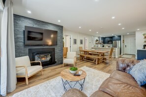 TV, fireplace - Charming condo with a wet bar, fireplace, washer/dryer, deck - central location (Incline Village)