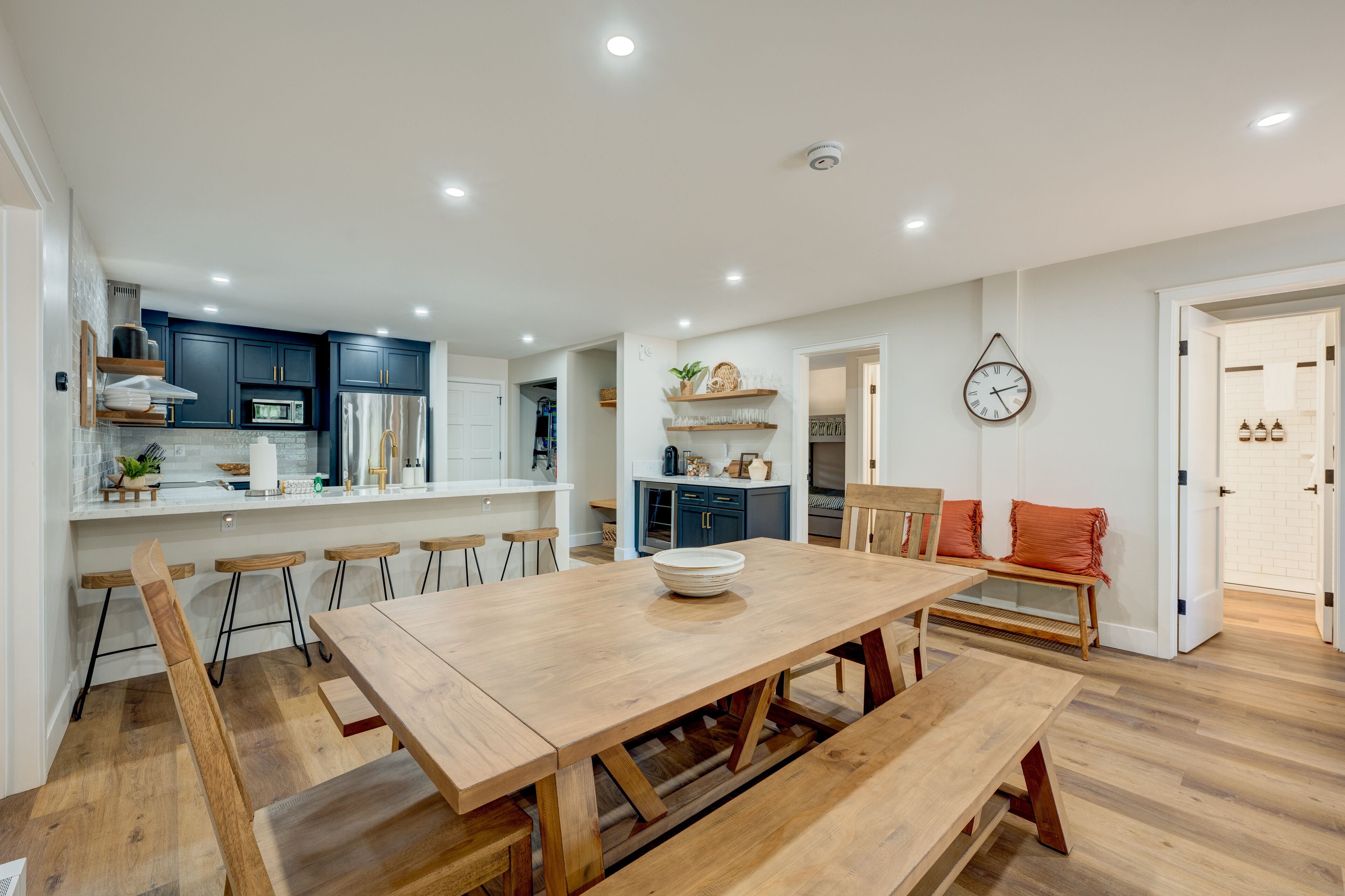 Charming condo with a wet bar, fireplace, washer/dryer, deck - central location