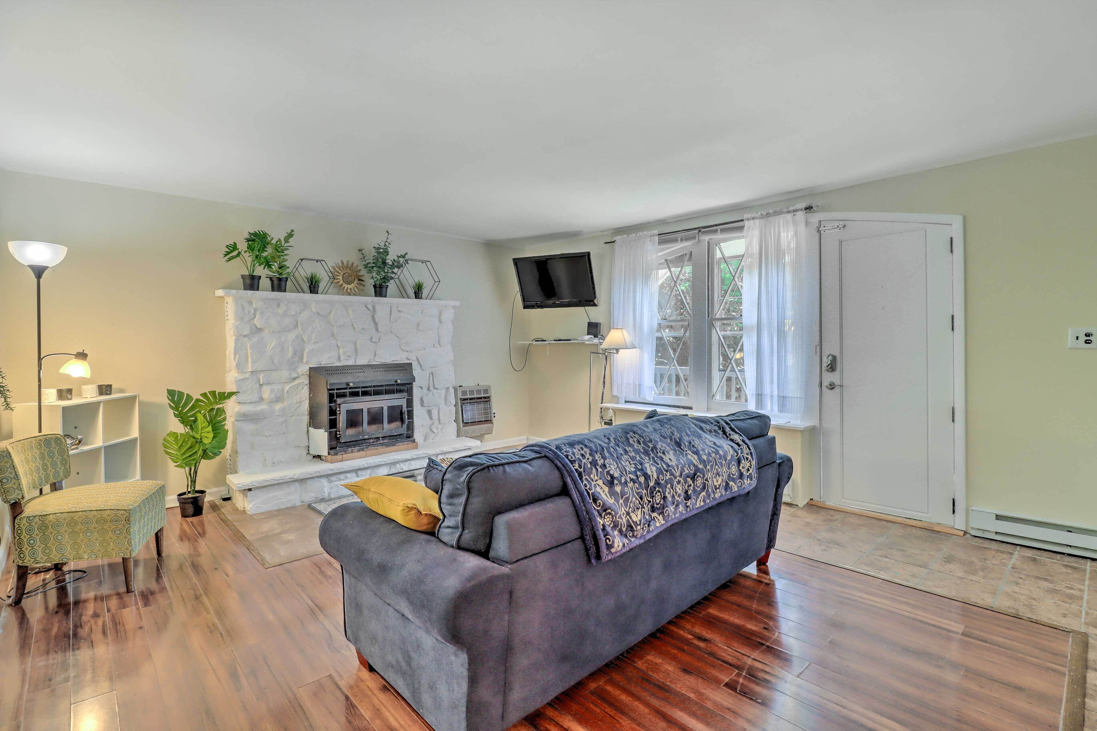 Poconos Cottage w/ Community Pool & Lake Beach!