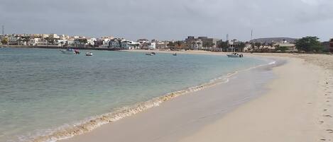 Ubicación a pie de playa, arena blanca y toallas de playa