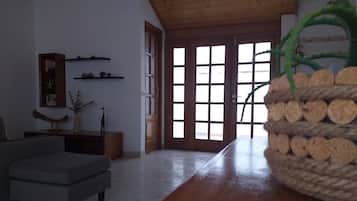 Panoramic Apartment, 2 Bedrooms, Terrace, Beachfront | Living area | Books