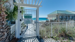 Una entrada cerrada a una zona de playa privada, con vista despejada al océano.
