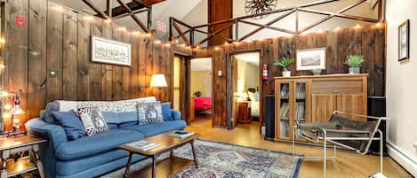 Een televisie en een open haard