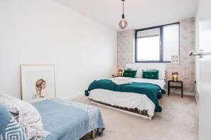 Apartment | 2 bedrooms, iron/ironing board, free WiFi, bed sheets - 2-bed Apartment Near Basildon Train Station (Basildon)