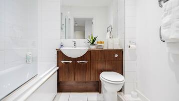 Apartment | Bathroom | Deep-soaking bathtub, hair dryer, towels