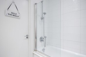 Apartment | Badezimmer | Komfortbadewanne, Haartrockner, Handtücher