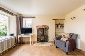 Living room - Lovely Cosy Stone Cottage in Tetbury, Cotswolds (Tetbury)