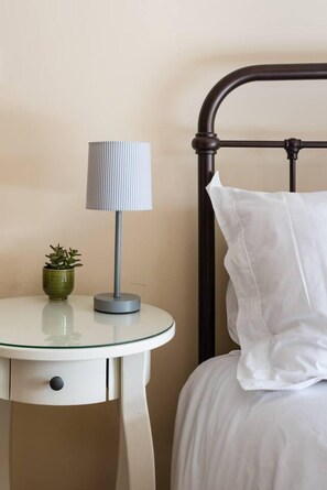 2 bedrooms, iron/ironing board, free WiFi, bed sheets - Lovely Cosy Stone Cottage in Tetbury, Cotswolds (Tetbury)