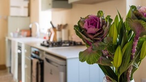 A kitchen with a stove, cabinets, and a sink. - Lovely Cosy Stone Cottage in Tetbury, Cotswolds (Tetbury)
