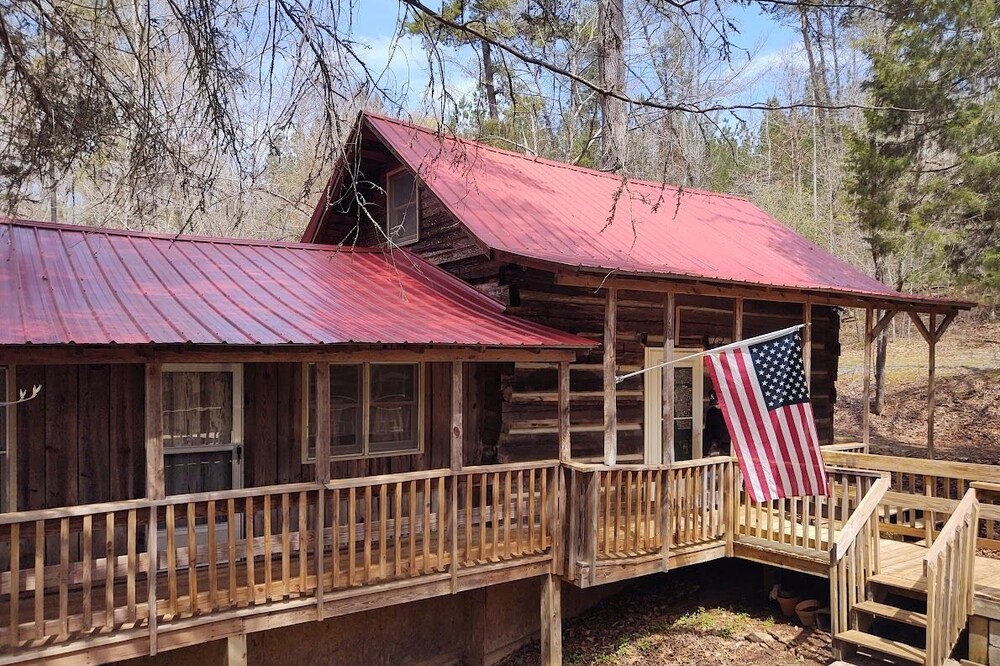 NEW Authentic log cabin nestled in the woods by creek
