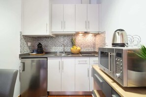 Kühlschrank, Mikrowelle, Herdplatte, Wasserkocher mit Kaffee-/Teezubehör